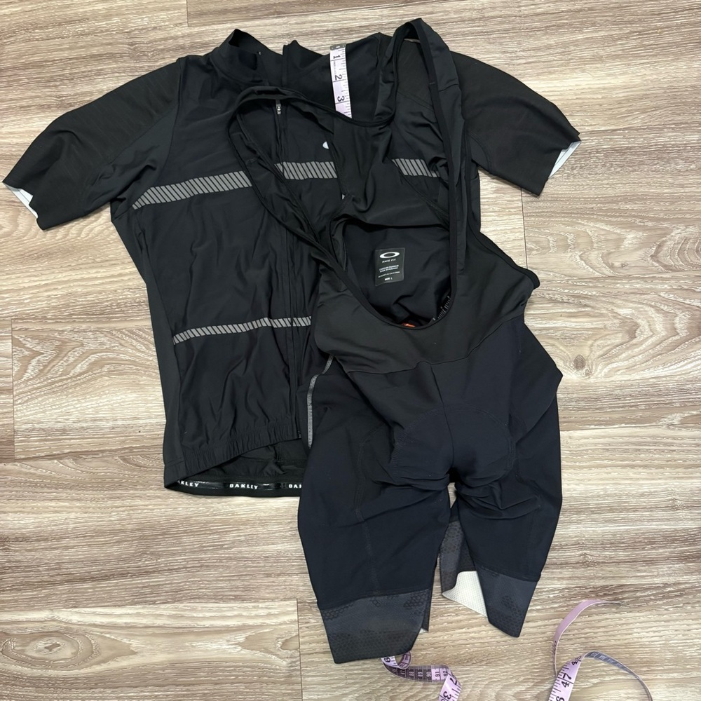 SOLD***Oakley cycling set top and bottom - Picture 9 of 15
